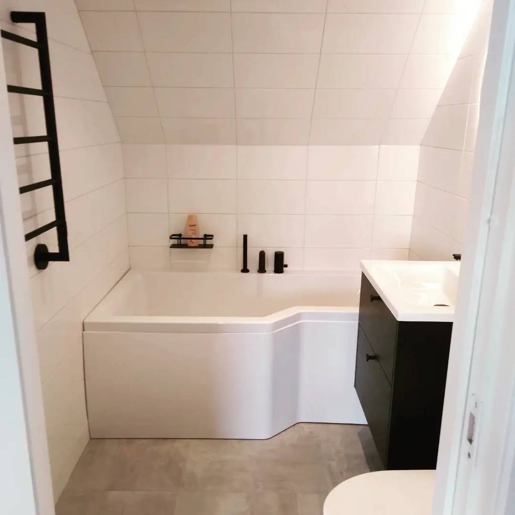 Bild 1 av referensprojekt Moderna badrum med vit kakel och grå klinkers by SG&K
