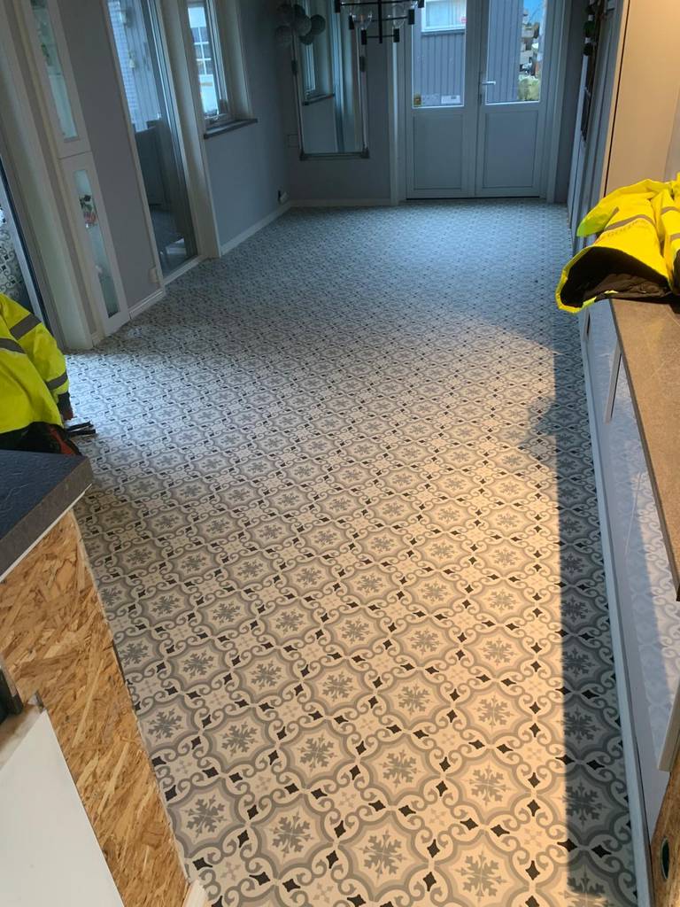 Bild 1 av referensprojekt handspackla  köksgolv och lägga ny plastmatta: