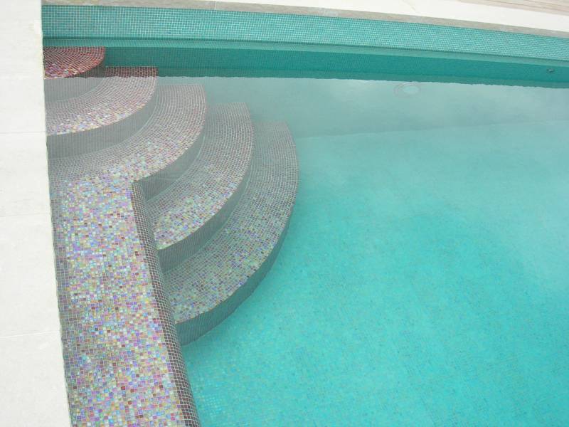 Bild 3 av referensprojekt Pool med rund röd trappa