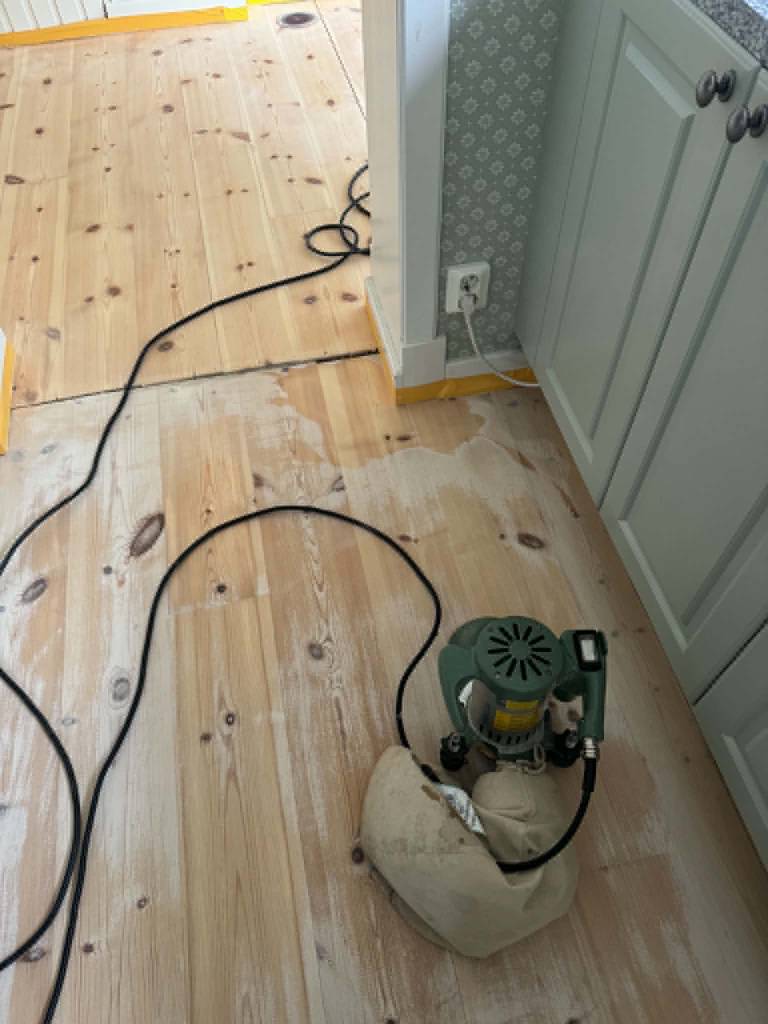Bild 5 av referensprojekt Renovering av kraftigt slitet trägolv – slipning & vitvaxad finish