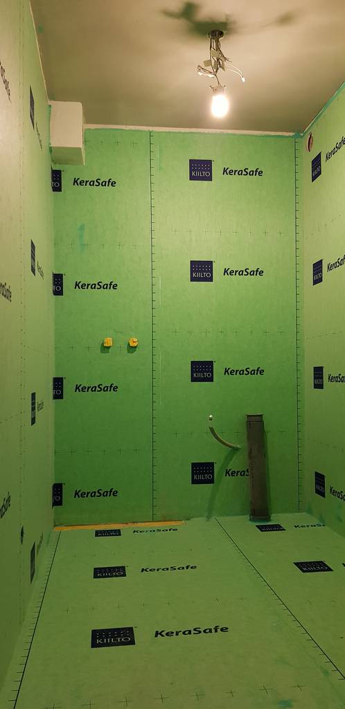 Bild 5 av referensprojekt En 2.a på 43 kv.m. med trånga rum till en trivsam studio. Ikea stommar i köket med specialtillverkade fronter och stilrena Blum Legrabox lådor utrustade med TIP-ON Blumotion funktion. Handtaglös öppning på kyl/frys och tvättmaskin. En enda dörr i lägenhet