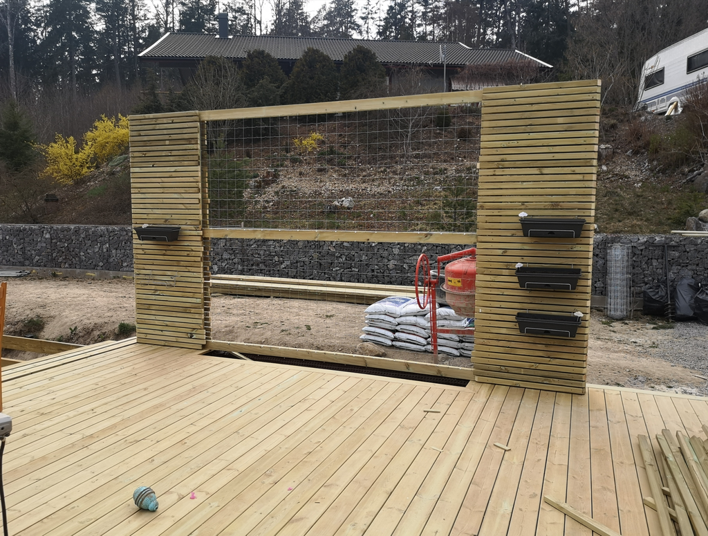 Bild 2 av referensprojekt Altan med designad spaljé och blomlådor