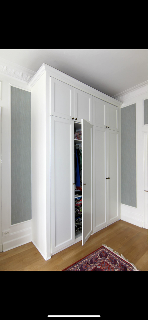Bild 2 av referensprojekt Handbygga bokhylla med garderob.