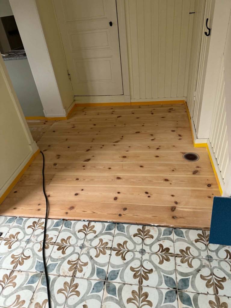 Bild 7 av referensprojekt Renovering av kraftigt slitet trägolv – slipning & vitvaxad finish