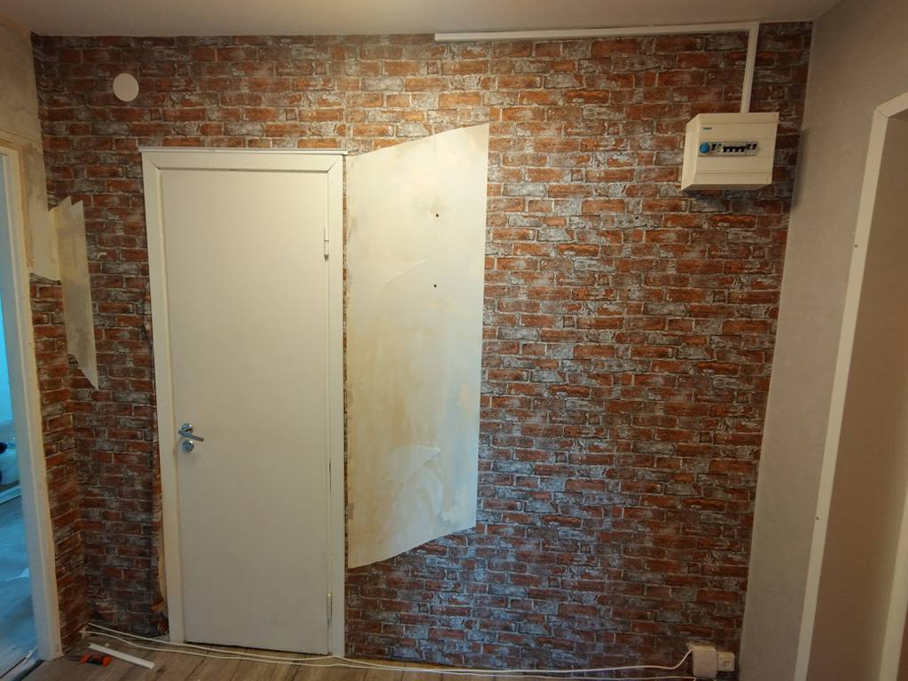 Bild 1 av referensprojekt Spackling och målning av väggar i hallen: Borttagning av gamla tapeter, förberedelse