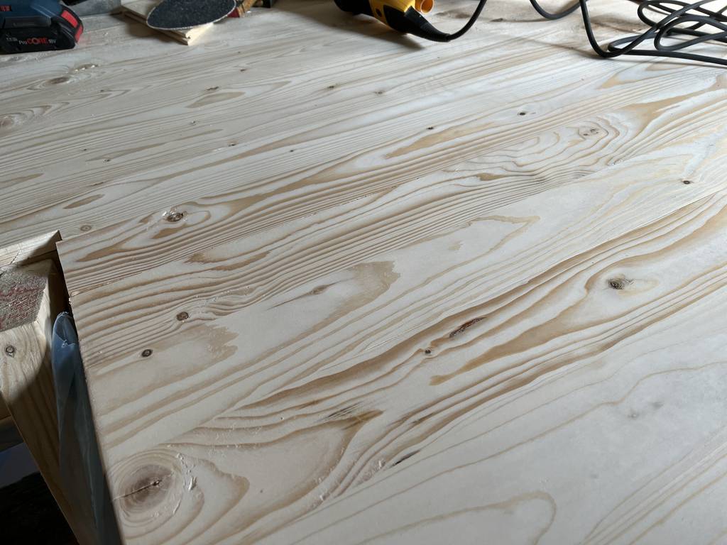 Bild 1 av referensprojekt Läggning av trägolv med spontade brädor för vattenburen golvvärme, i vindsvåning.