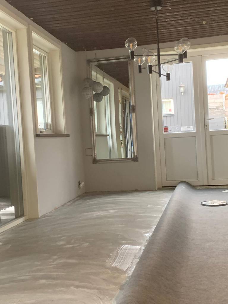 Bild 3 av referensprojekt handspackla  köksgolv och lägga ny plastmatta: