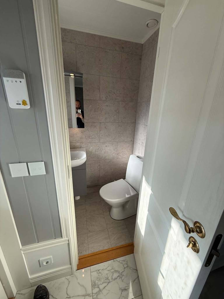 Bild 1 av referensprojekt Stilren gäst-WC i Tidö-Lindö