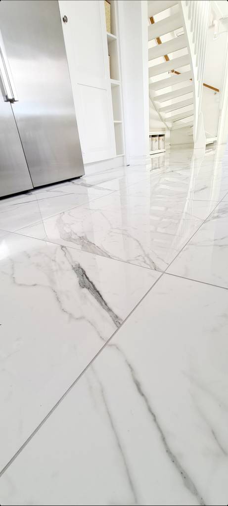 Bild 2 av referensprojekt Carrara marmor läggning 60x60 plattor golv & 30x60 plattor i trappan