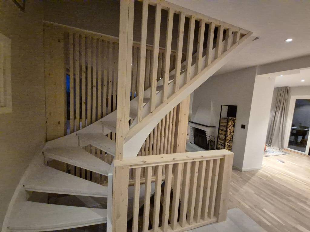 Bild 1 av referensprojekt Trapp renovering/ Avskiljare mellan trappa och vardagsrum