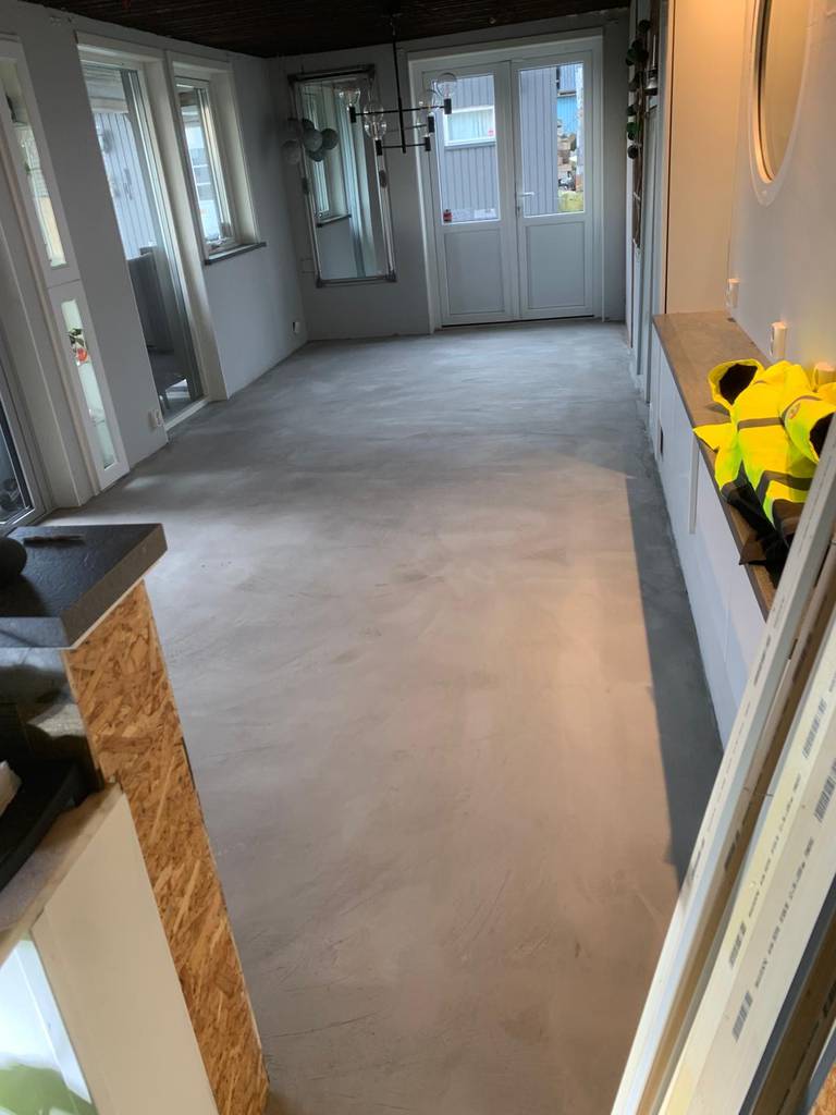 Bild 2 av referensprojekt handspackla  köksgolv och lägga ny plastmatta: