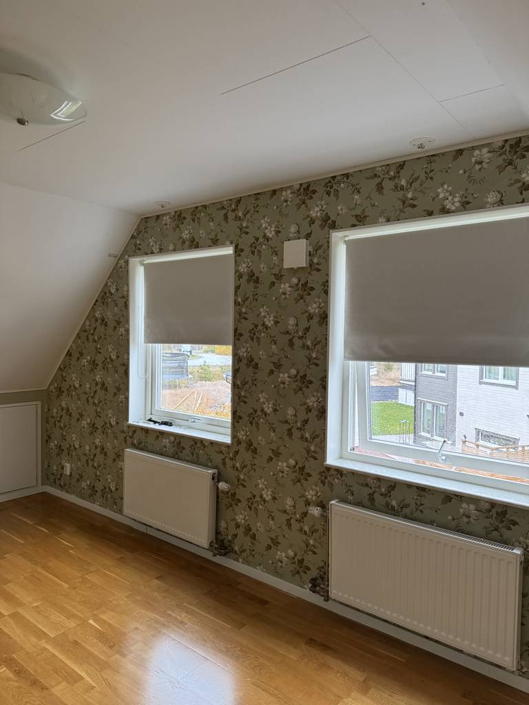 Bild 2 av referensprojekt Målning väggar samt tapetsering fondvägg i Nyköping