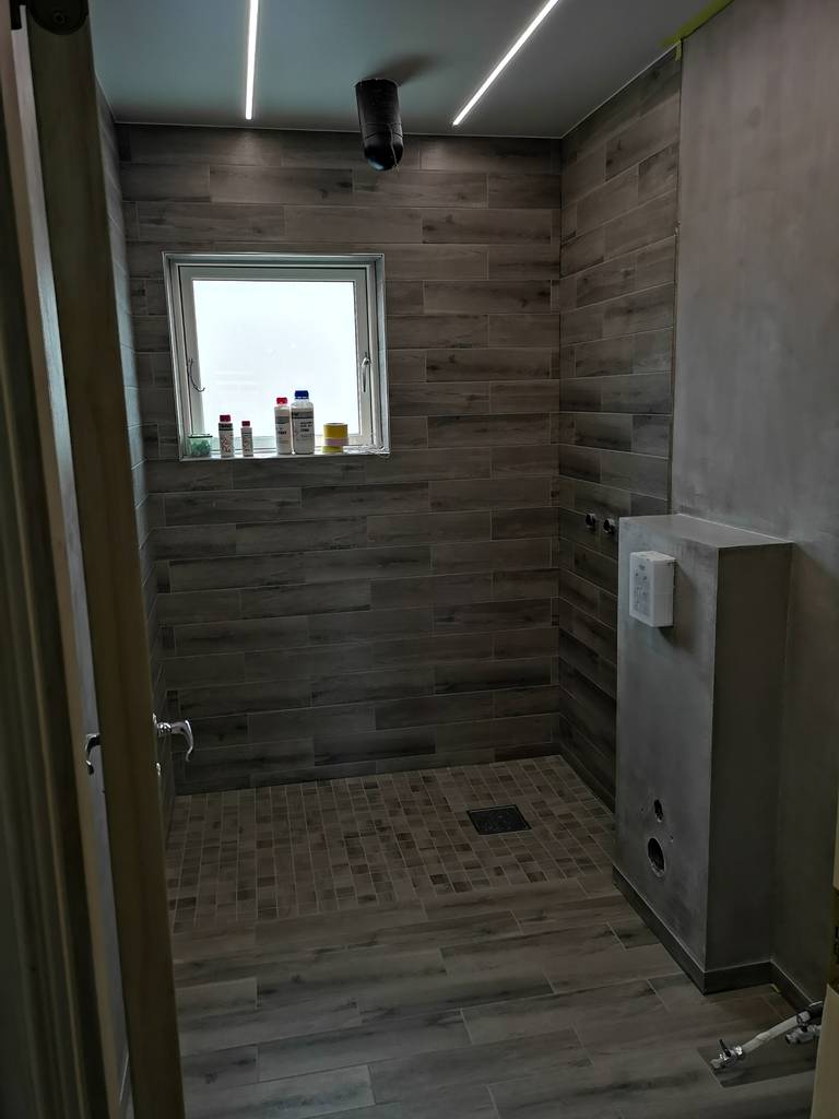 Bild 2 av referensprojekt Exklusivt badrum med microcement och kakel