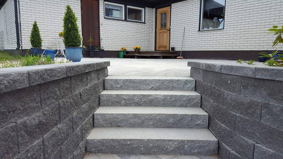 Bild 6 av referensprojekt Ny entré med trapp i granit samt ny garageinfart