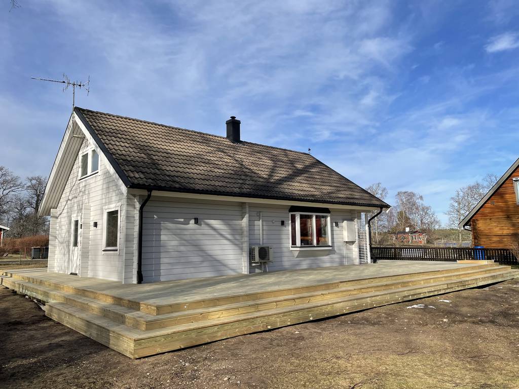 Bild 17 av referensprojekt Byggnation av sommarhus samt altanbyggen.