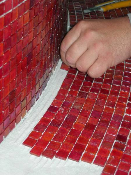 Bild 4 av referensprojekt Pool med rund röd trappa