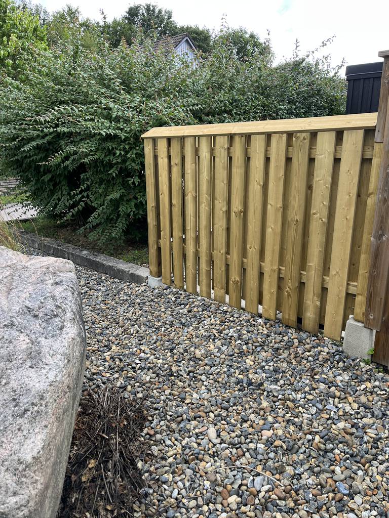 Bild 2 av referensprojekt Nytt plank i vinkel, med nya riktiga betongplintar.