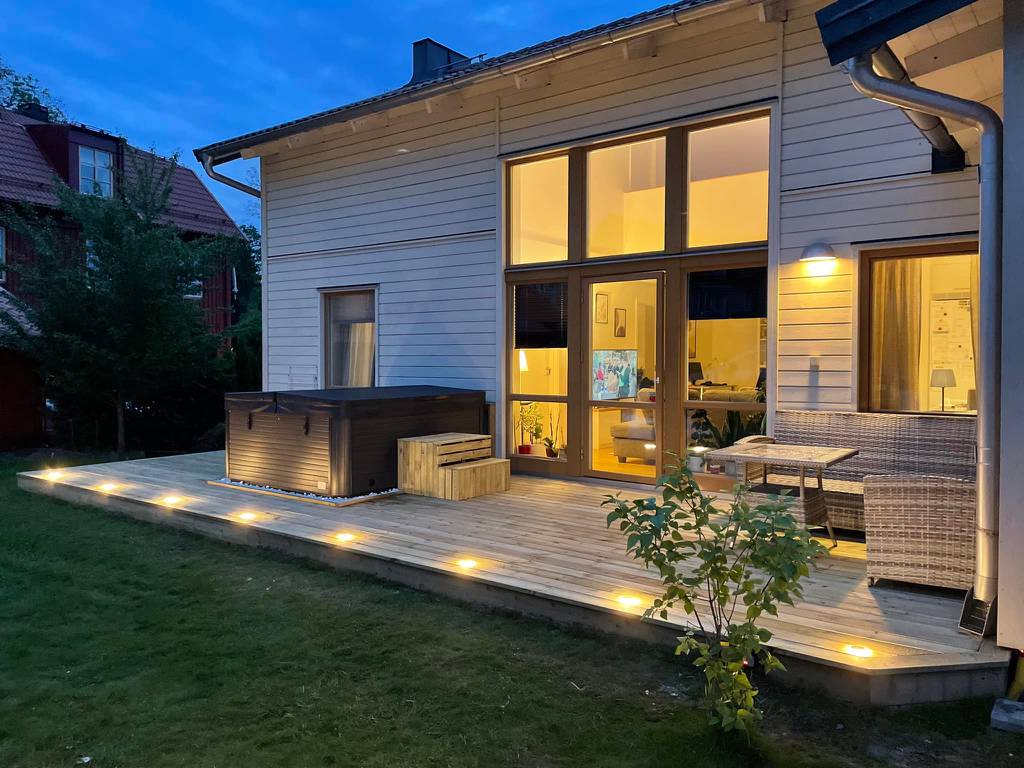 Bild 1 av referensprojekt Arbetare lägger golv, målar väggar, installerar el och VVS