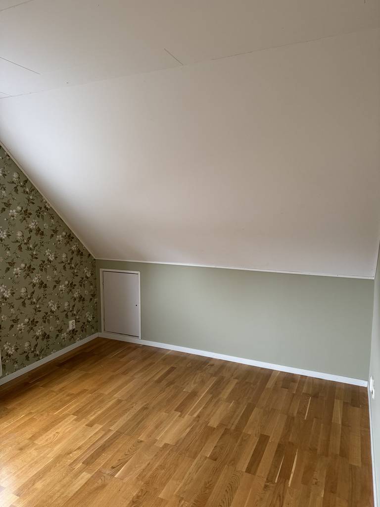 Bild 4 av referensprojekt Målning väggar samt tapetsering fondvägg i Nyköping