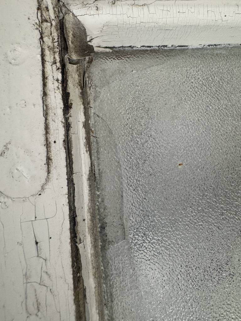 Bild 2 av referensprojekt Fönsterrenovering badrumsfönster, västerås
