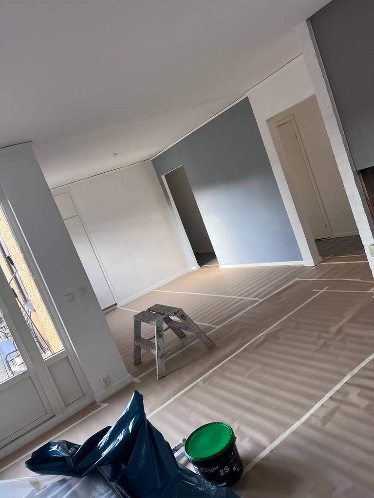 Bild 1 av referensprojekt Professionell målning och tapetsering av vardagsrum