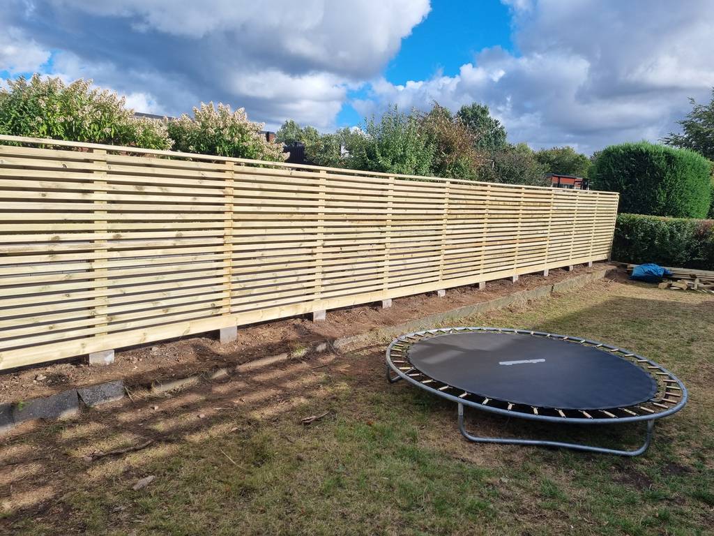 Bild 3 av referensprojekt Balkongdörr, trall, staket och pergola med tak.