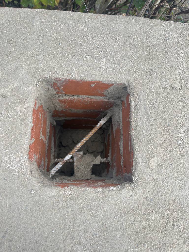 Bild 3 av referensprojekt Murning av pelare efter flera påkörningar av sopkärl.