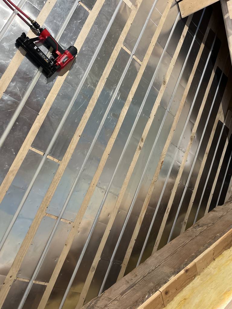 Bild 3 av referensprojekt Läggning av trägolv med spontade brädor för vattenburen golvvärme, i vindsvåning.