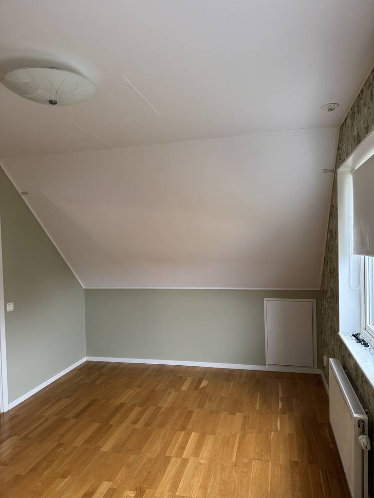 Bild 3 av referensprojekt Målning väggar samt tapetsering fondvägg i Nyköping