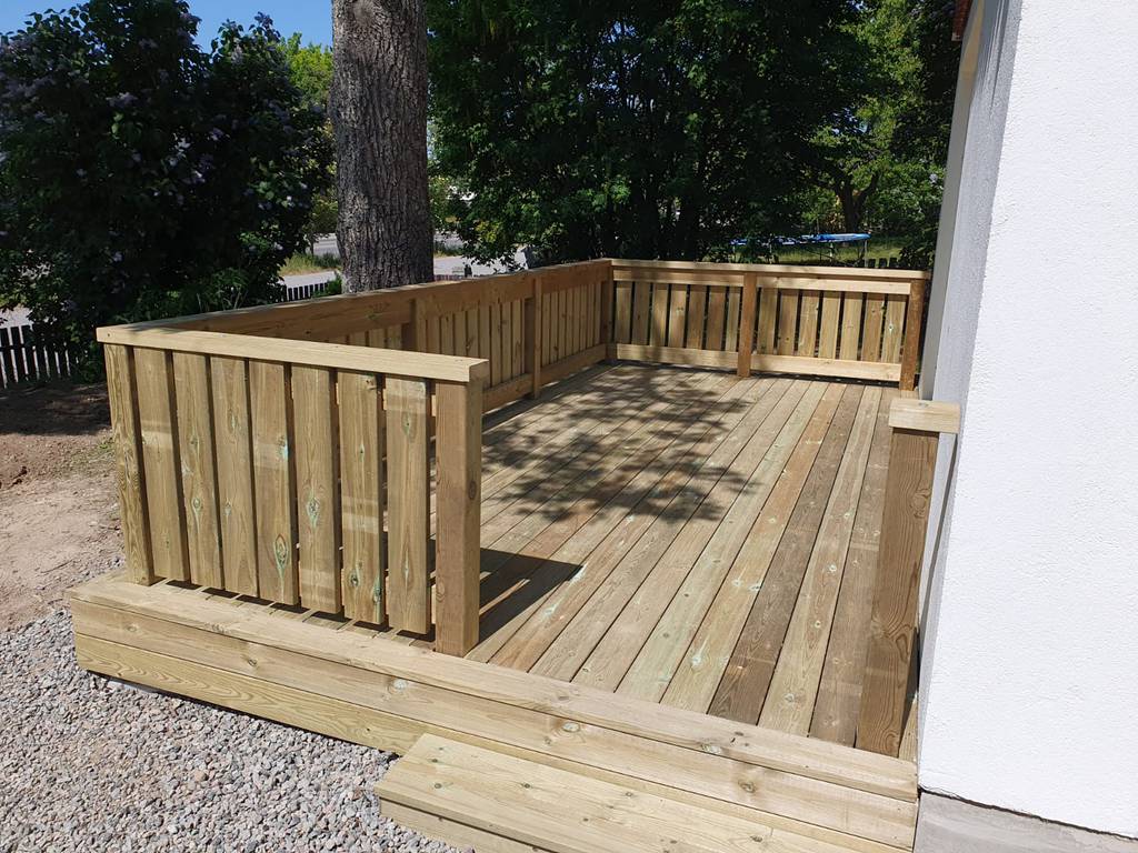 Bild 1 av referensprojekt Konstruktion av utomhusplank däck 5x4m