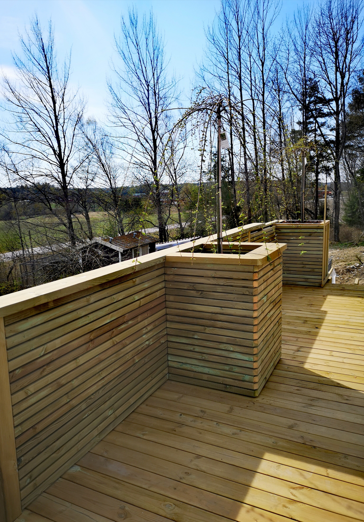 Bild 5 av referensprojekt Altan med designad spaljé och blomlådor