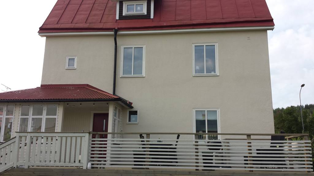 Bild 2 av referensprojekt Putsad och spritputsmålad villa i Ludvika