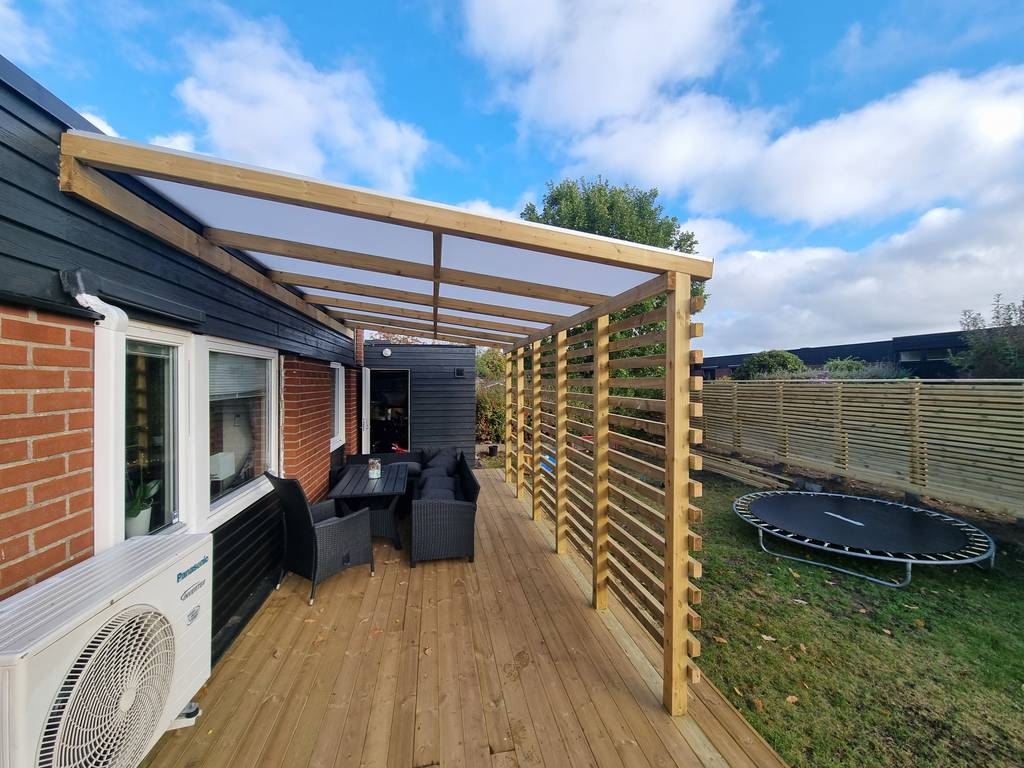 Bild 4 av referensprojekt Balkongdörr, trall, staket och pergola med tak.