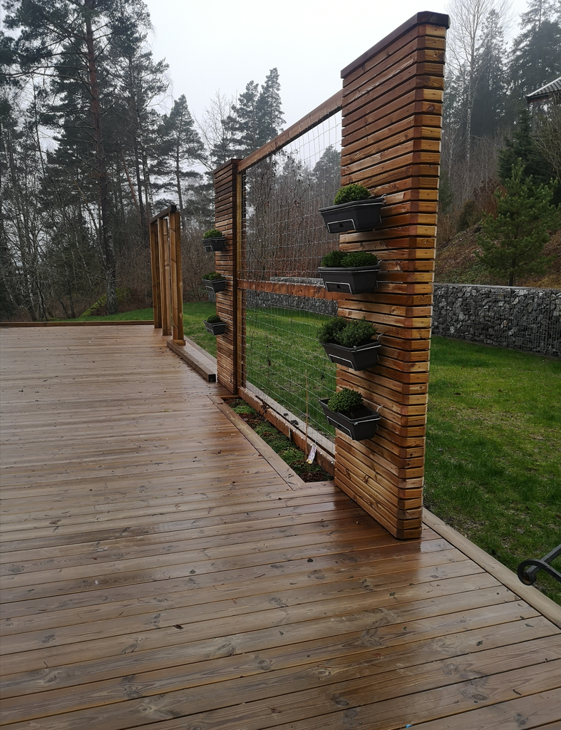 Bild 1 av referensprojekt Altan med designad spaljé och blomlådor