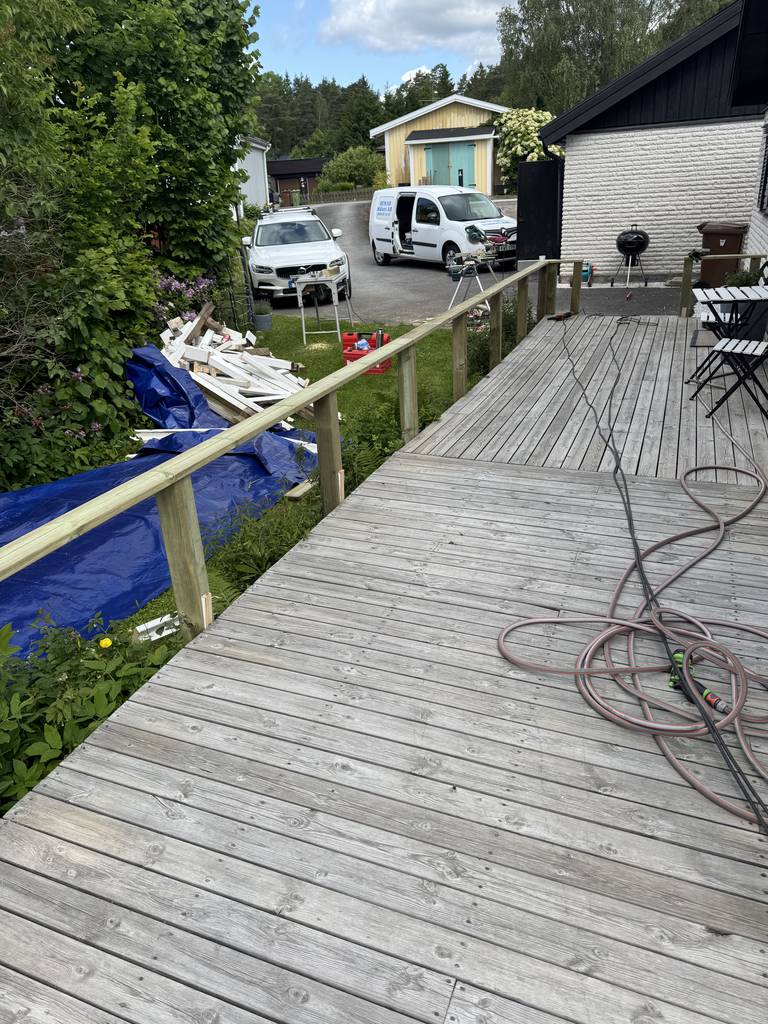 Bild 3 av referensprojekt Rivning och nytt staket ute på terrass , altan
