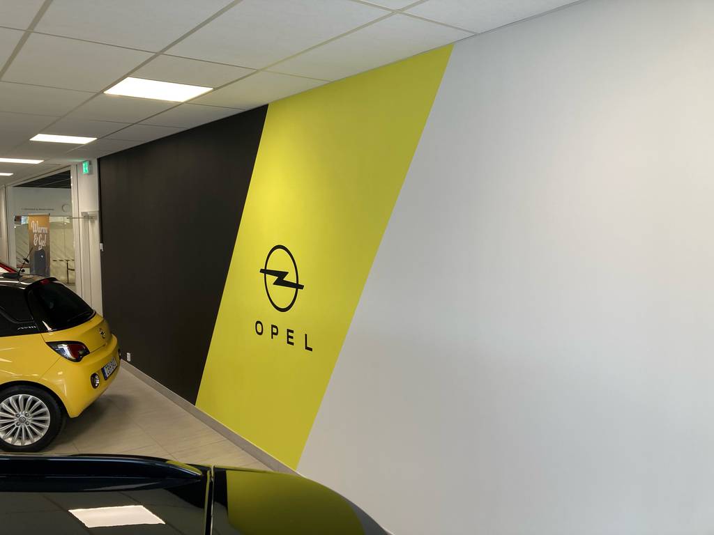 Bild 3 av referensprojekt Målning Opel  showroom på Mobility Motors Malmö